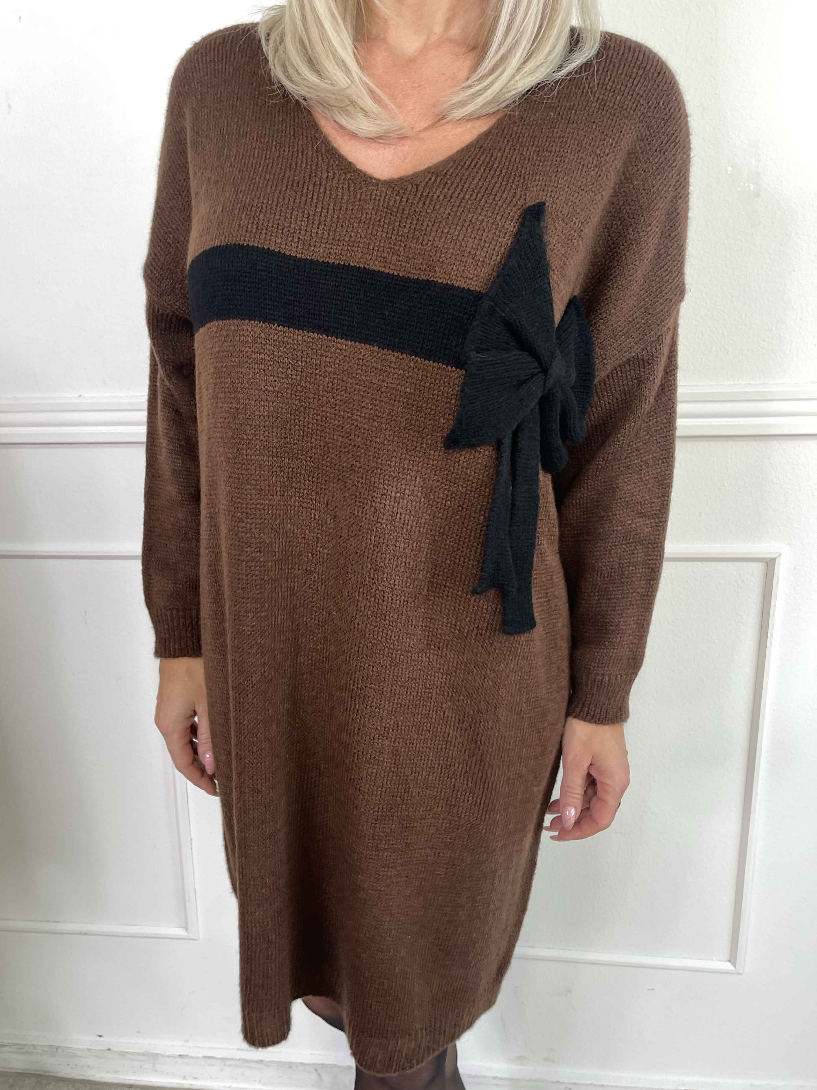 Berra - Strikkjole med bånd og sløjfe